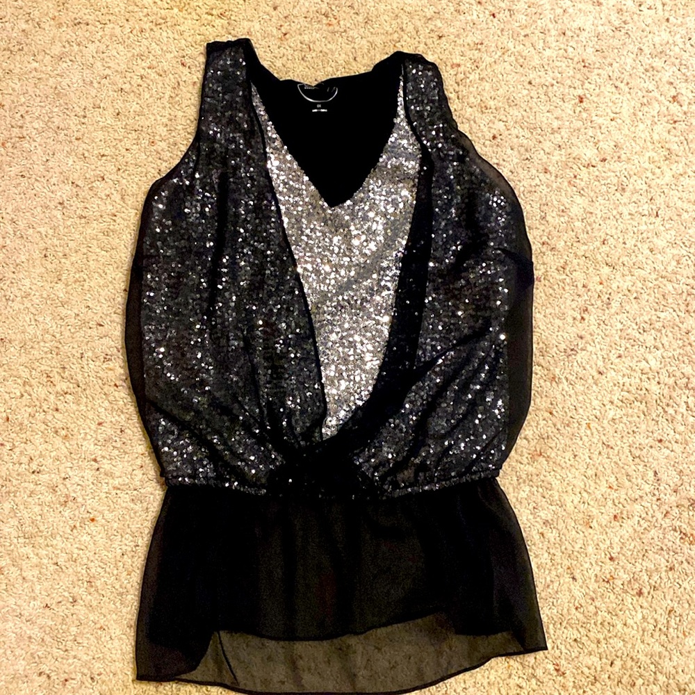 Sleeveless sequined top.